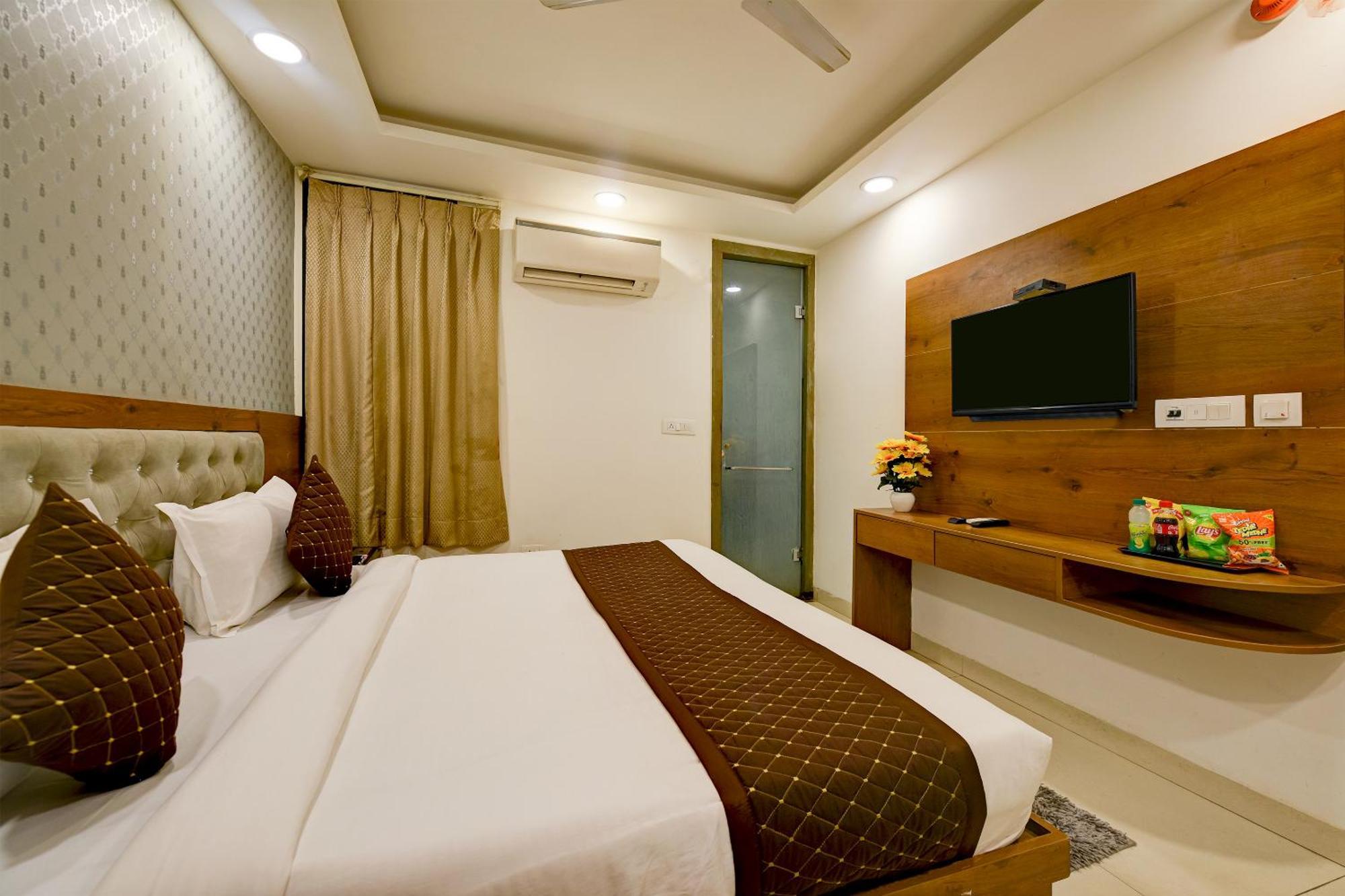 Glory Inn Near Delhi International Airport Ню Делхи Екстериор снимка