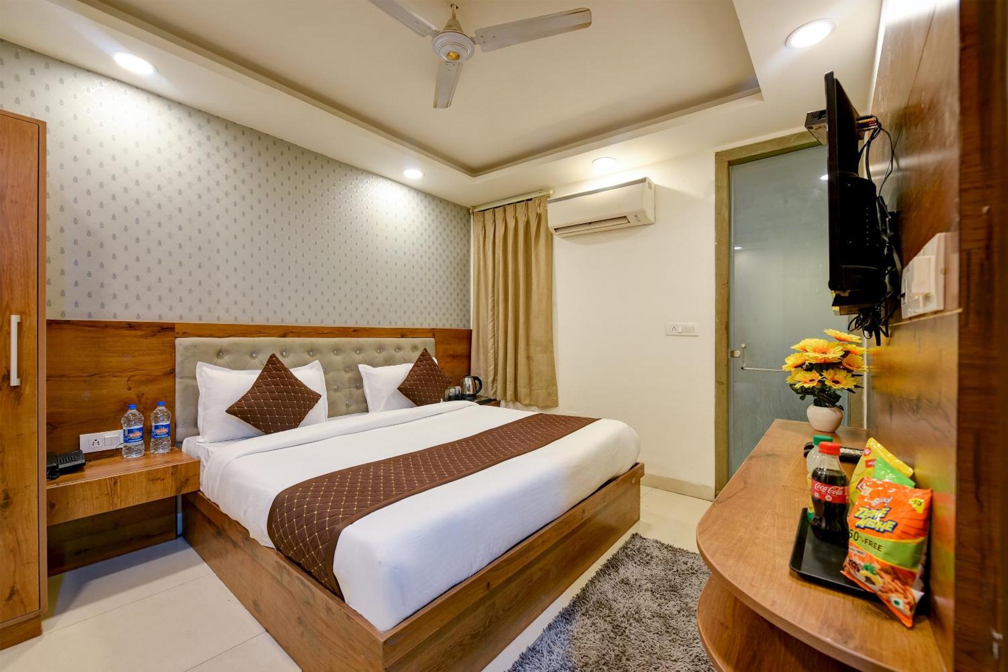Glory Inn Near Delhi International Airport Ню Делхи Екстериор снимка